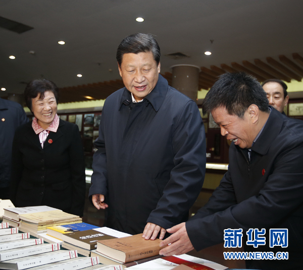 26日上午，習(xí)近平在孔子研究院參觀考察。新華社記者鞠鵬 攝