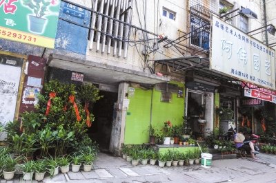 今年8月，當(dāng)年于英生妻子被殺案發(fā)生地——蚌埠市南山路一處臨街一樓的三室一廳——目前已經(jīng)成為一個花店。