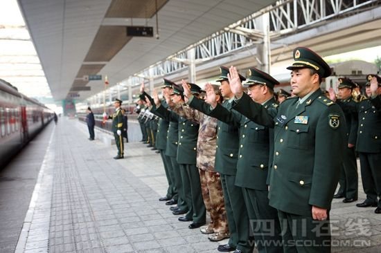 全國抗震救災(zāi)模范王凱率13集團(tuán)軍常委為退伍老兵送行。