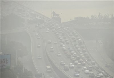 昨日，南昌市八一大橋被霧霾籠罩。 新華社發(fā)