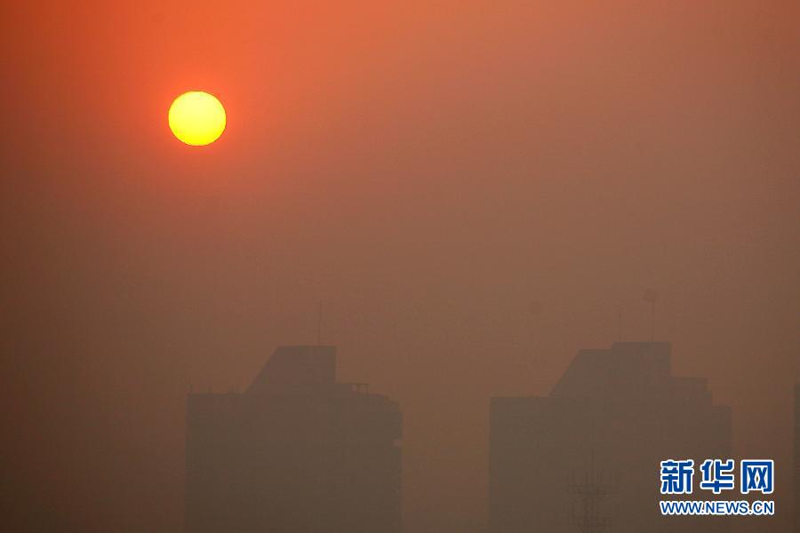 這是12月2日清晨拍攝的霧霾籠罩的江蘇省揚(yáng)州市景觀。