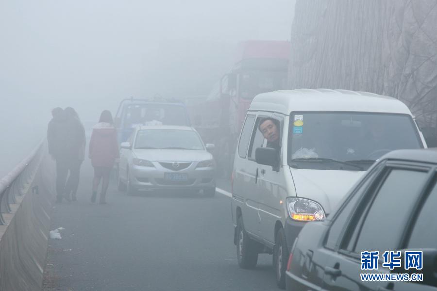 12月4日，滬陜高速揚(yáng)州段大量車輛滯留。