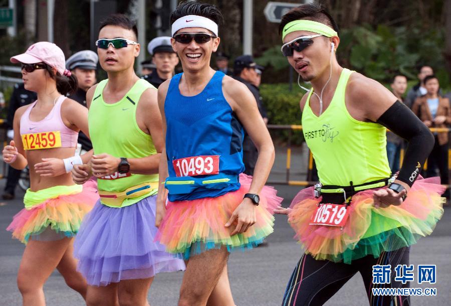 12月8日，三名男選手身著“蓬蓬裙”參加比賽。