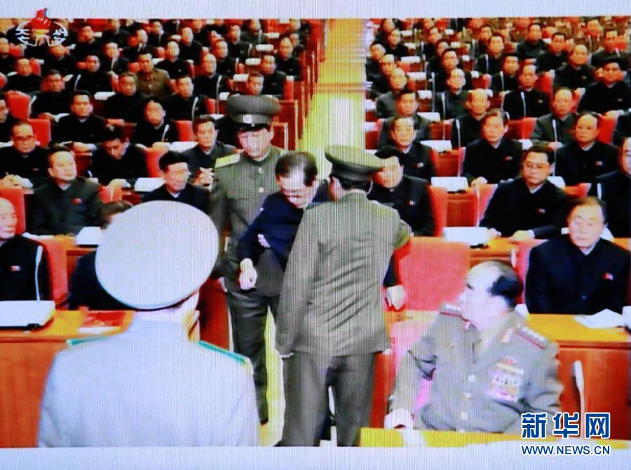 張成澤在12月8日勞動(dòng)黨中央政治局?jǐn)U大會(huì)議現(xiàn)場被帶走。