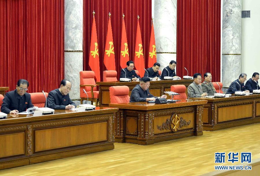 12月8日，在朝鮮平壤，朝鮮勞動(dòng)黨第一書記金正恩（前排中）出席并指導(dǎo)朝鮮勞動(dòng)黨中央政治局?jǐn)U大會(huì)議。