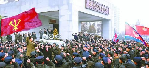 朝鮮11日繼續(xù)展開大規(guī)模批判張成澤運動。圖為朝鮮金策工業(yè)大學的青年學生宣誓擁護領袖金正恩。