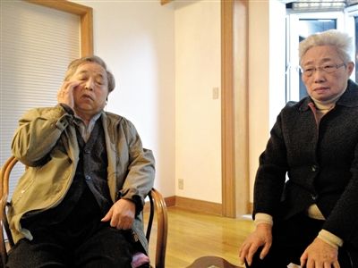 前晚，年過七旬的劉光嘉及妻子向記者講述強(qiáng)拆經(jīng)過。