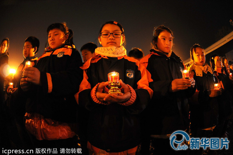 “為南京大屠殺遇難者守靈儀式暨和平燭光祭”活動在侵華日軍南京大屠殺遇難同胞紀(jì)念館祭場舉行。