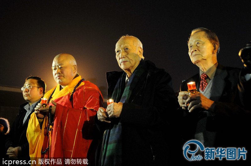 “為南京大屠殺遇難者守靈儀式暨和平燭光祭”活動在侵華日軍南京大屠殺遇難同胞紀(jì)念館祭場舉行。