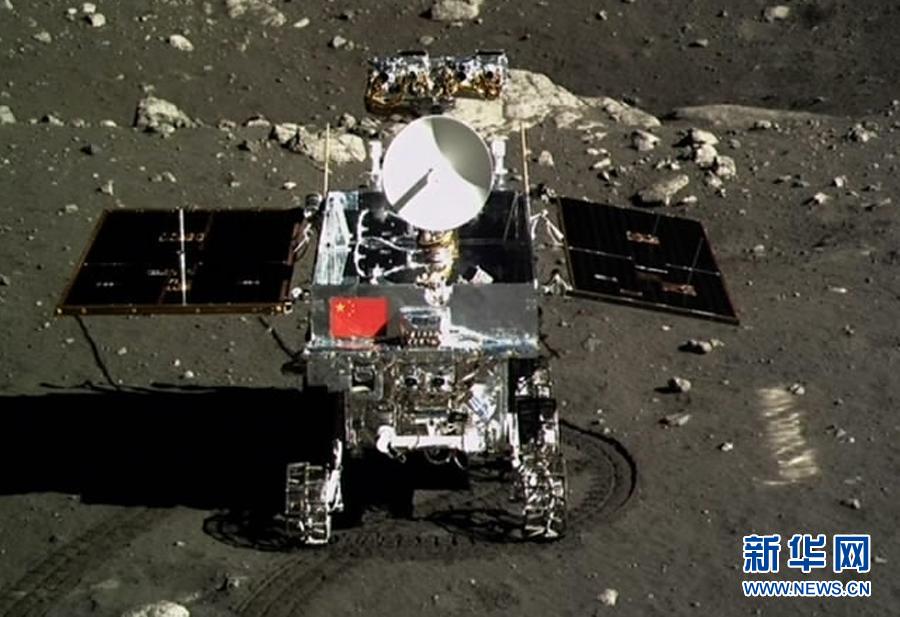 這是北京飛控中心大屏幕上顯示嫦娥三號著陸器上的相機拍攝的“玉兔”號月球車。
