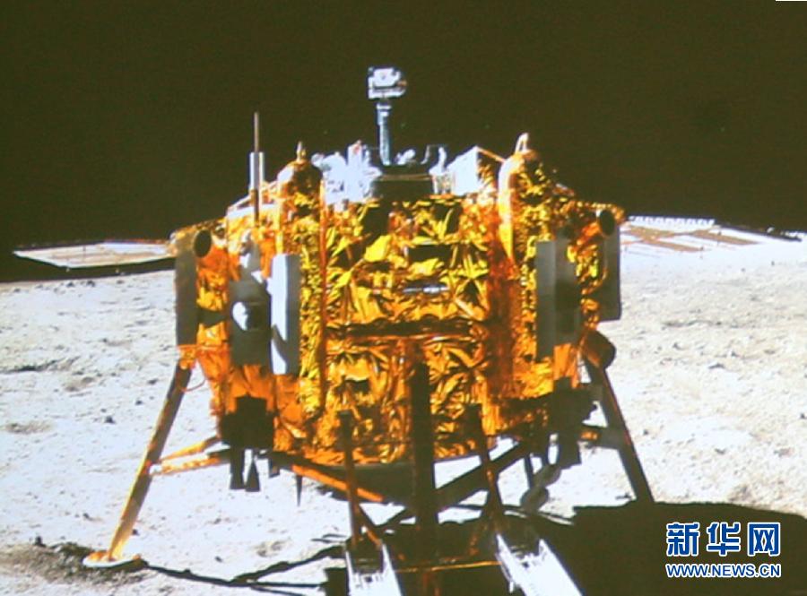 這是北京飛控中心大屏幕上顯示“玉兔”號月球車上的全景相機拍攝的嫦娥三號著陸器照片。
