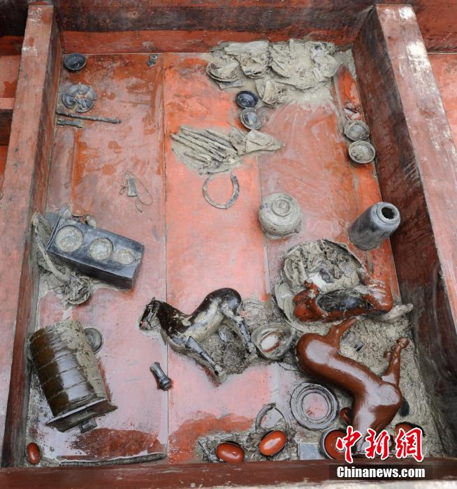 圖為出土漆器240余件，器形有耳杯、奩、幾、盤、盒、俑、馬等。
