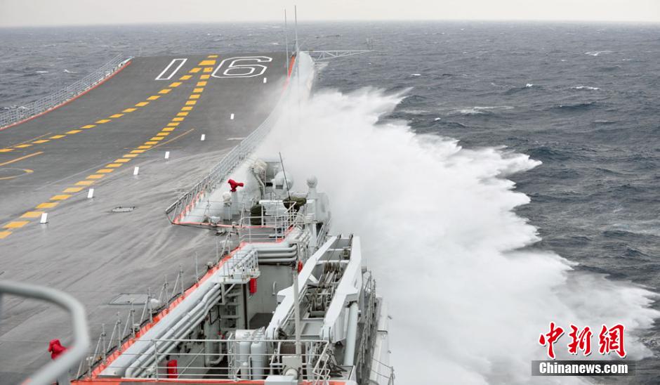 圖為遼寧艦利用南海海域自然條件進(jìn)行大風(fēng)浪航行試驗(yàn)。中新社發(fā) 胡鍇冰 攝