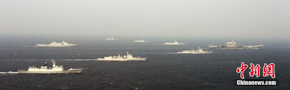 圖為遼寧艦與水面艦艇進(jìn)行協(xié)同訓(xùn)練。中新社發(fā) 李靖 攝