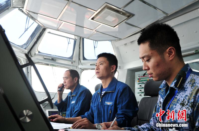 圖為遼寧艦飛行指揮員在塔臺(tái)進(jìn)行艦載機(jī)著艦起飛指揮。中新社發(fā) 胡鍇冰 攝