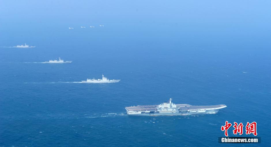 圖為遼寧艦與水面艦艇、飛機(jī)進(jìn)行協(xié)同訓(xùn)練。中新社發(fā) 胡鍇冰 攝