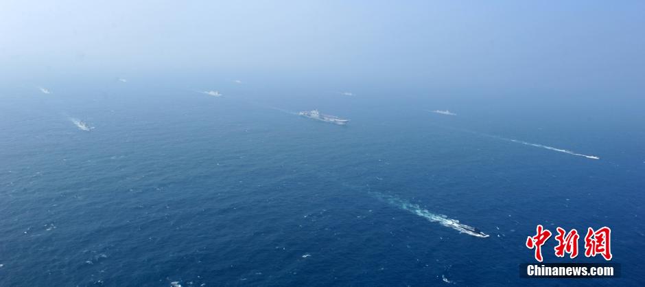 圖為遼寧艦與水面艦艇進(jìn)行協(xié)同訓(xùn)練。中新社發(fā) 李靖 攝