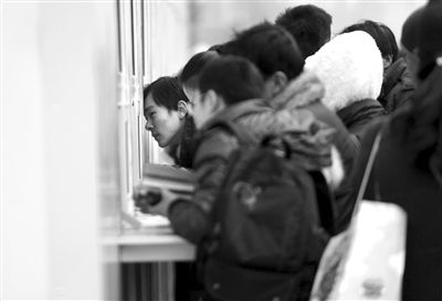 1月6日，旅客在北京站臨時售票處排隊購票。新京報記者