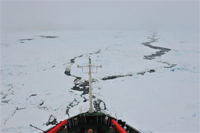 7日17時(shí)50分許，“雪龍”號(hào)船頭冰面裂開一條水道，“雪龍”號(hào)趁機(jī)迅速穿過(guò)。