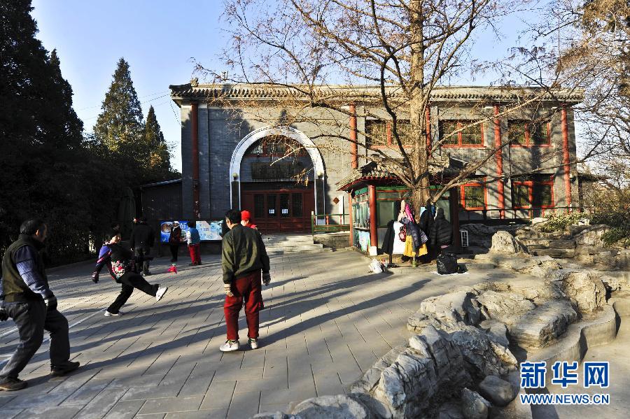 1月15日，市民在北京北海公園內(nèi)的上林苑飯莊門前晨練。