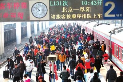昨天，由北京開出的列車途經(jīng)安徽亳州火車站，大量旅客回到家鄉(xiāng)