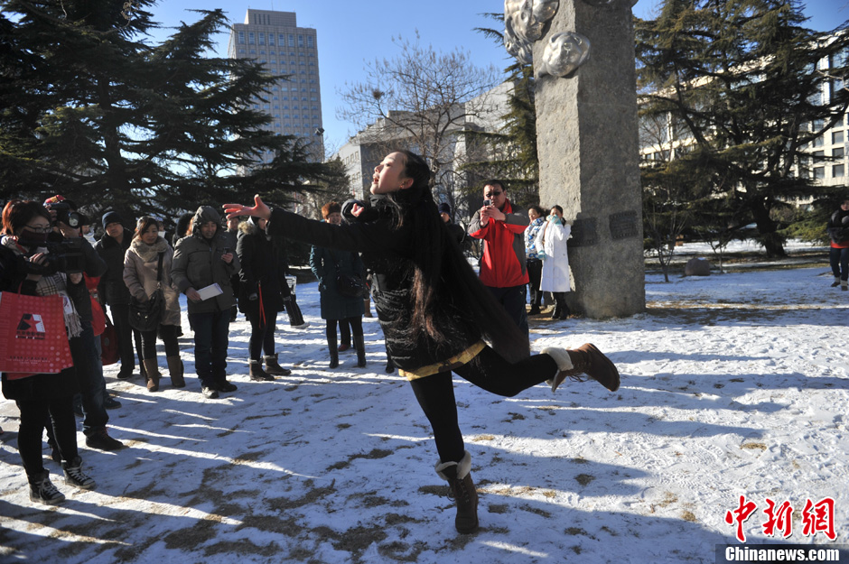 圖為來(lái)自東北的表演系考生雪地秀才藝。