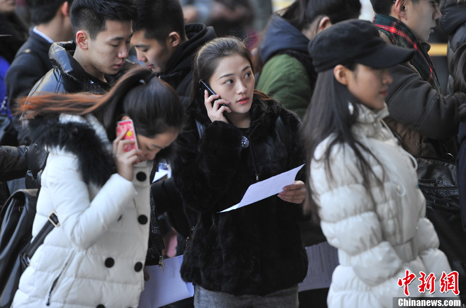 圖為表演系考生走出考場(chǎng)。