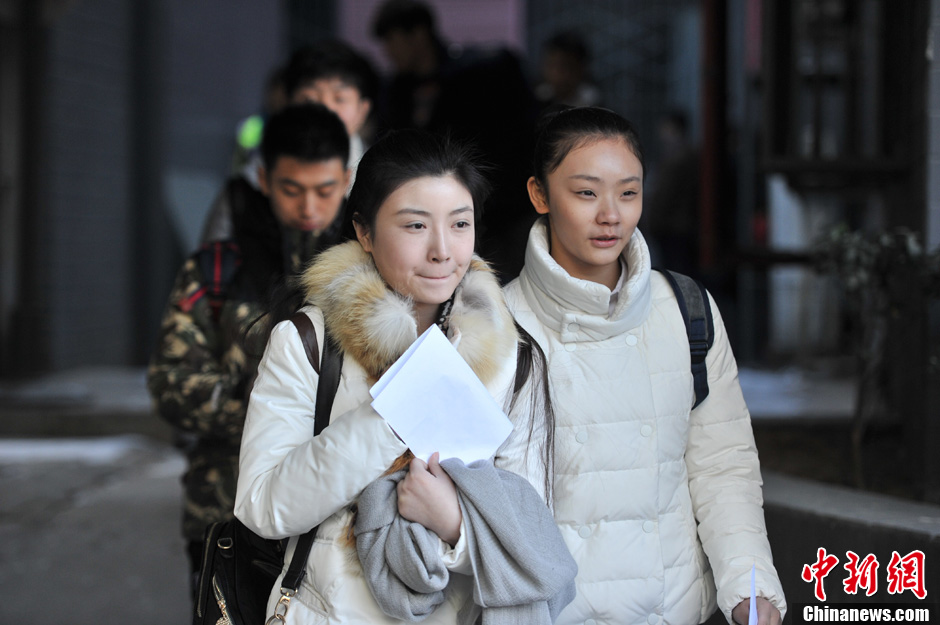 圖為表演系考生走出考場(chǎng)。