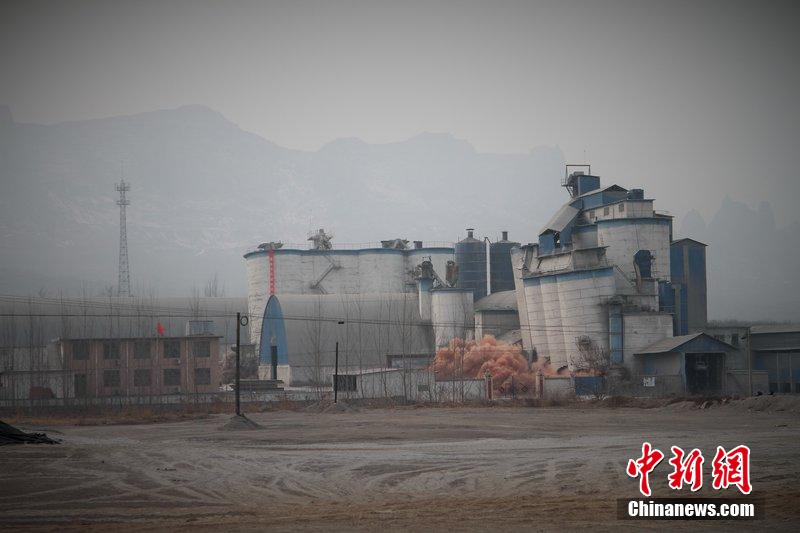 　2014年2月17日，石家莊市再次啟動(dòng)壓減水泥過剩產(chǎn)能、治理大氣污染水泥企業(yè)集中爆破拆除行動(dòng)。