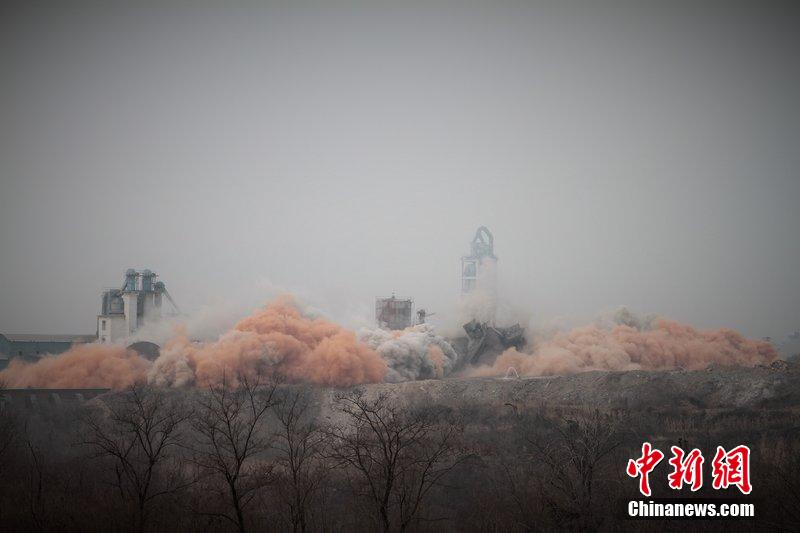 　2014年2月17日，石家莊市再次啟動(dòng)壓減水泥過剩產(chǎn)能、治理大氣污染水泥企業(yè)集中爆破拆除行動(dòng)。