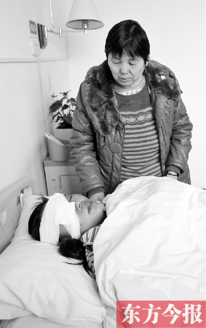 17日，52歲的王美蘭在做完眼角膜移植手術(shù)后躺在病床上休息