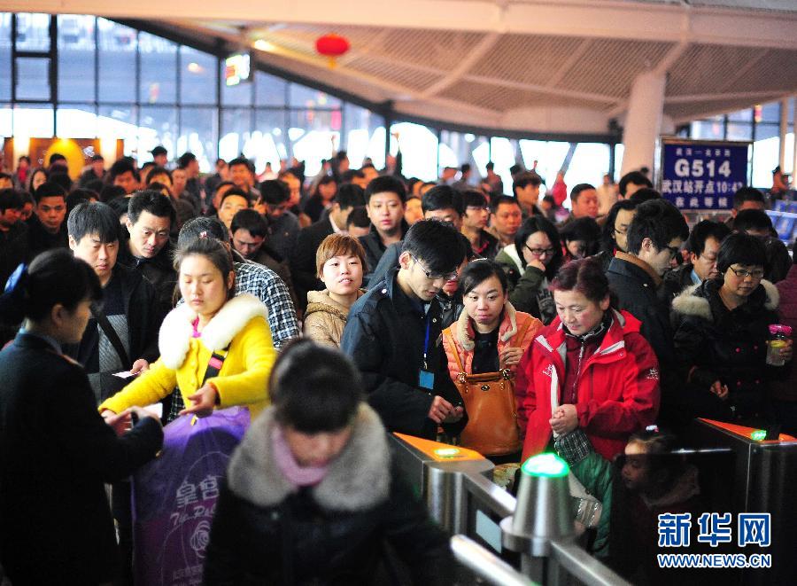 2月24日，在武漢火車站，乘客在檢票進站。