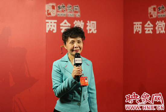 在映象網(wǎng)全國兩會(huì)北京演播室，全國人大代表、河南理工大學(xué)音樂學(xué)院副院長游吟歌做客《兩會(huì)微視》訪談.