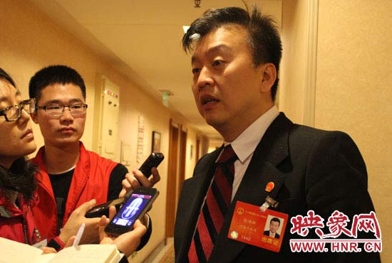 全國人大代表、中央電視臺綜藝頻道節(jié)目組主持人、河南省青聯(lián)榮譽副主席張澤群