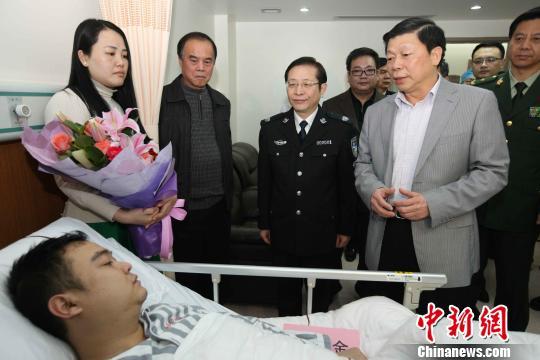廣西壯族自治區(qū)黨委常委、政法委書記溫卡華看望唐蔚宣。