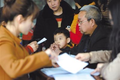 昨日，家長為服用藥品的幼兒登記參加體檢。西安兩所幼兒園長期給園內(nèi)幼兒集體服用“病毒靈”。