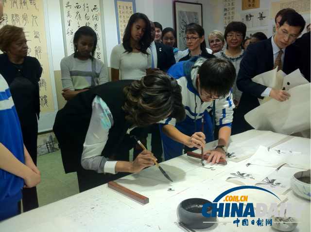 　北京時(shí)間3月21日，美國(guó)第一夫人米歇爾參觀北師大二附中時(shí)，與學(xué)生一起練習(xí)書(shū)法。