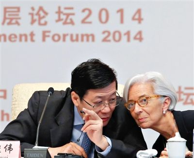 “中國發(fā)展高層論壇2014開幕式”上，國際貨幣基金組織總裁拉加德與中國財政部部長樓繼偉（左）討論。
