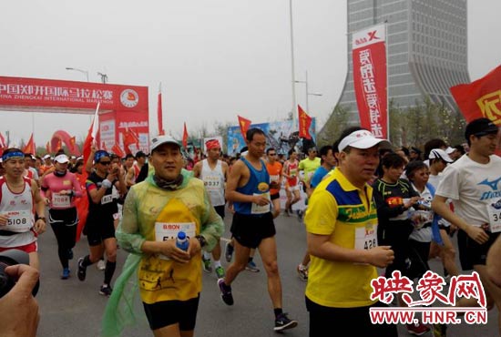 3月30日上午8點(diǎn)20分，2014鄭開(kāi)國(guó)際馬拉松賽在鄭開(kāi)大道鳴槍起跑。