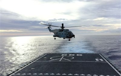 3月29日，一架艦載直升機(jī)從井岡山艦起飛執(zhí)行搜索任務(wù)。當(dāng)天，海軍井岡山艦抵達(dá)南印度洋新任務(wù)區(qū)開始搜索。 新華社發(fā)