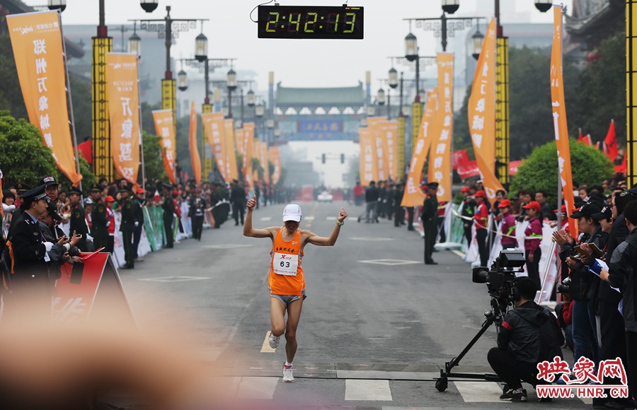 一名選手抵達(dá)終點后，高舉雙手慶祝。