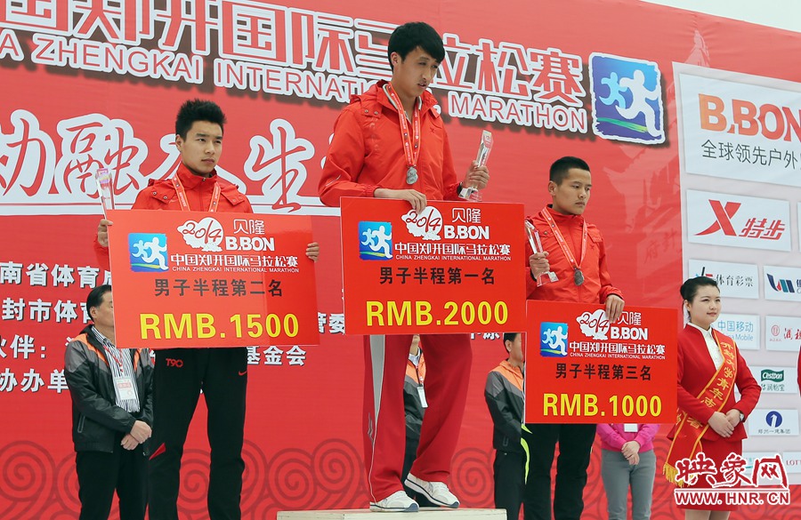 男子半程前三名選手。