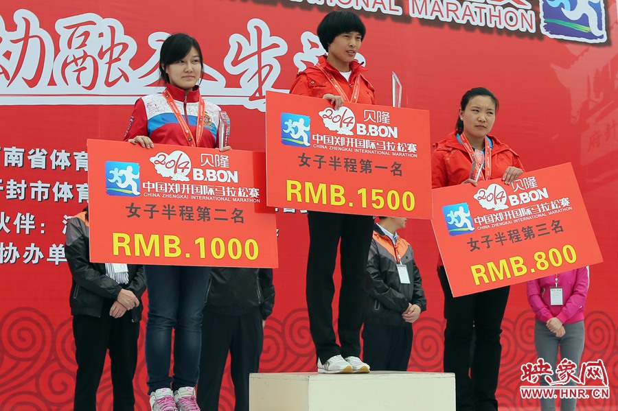 女子半程前三名選手。