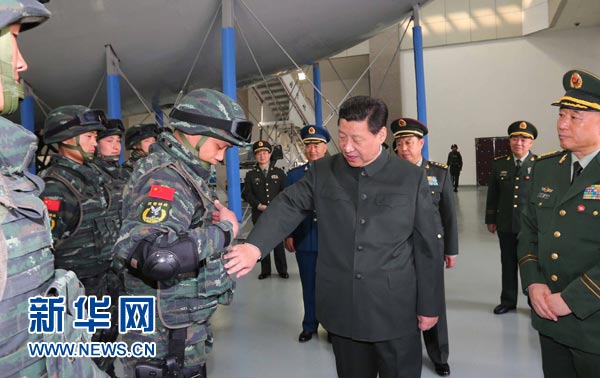 這是習(xí)近平同特戰(zhàn)隊(duì)員親切交談，詳細(xì)詢問他們的教學(xué)訓(xùn)練和生活情況。