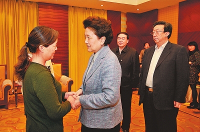  4月9日，中共中央政治局委員、國(guó)務(wù)院副總理劉延?xùn)|在鄭州接見“踐行焦裕祿精神的好校長(zhǎng)”張偉的家屬。