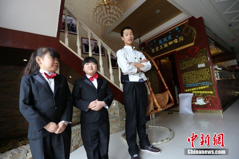 鄭州現(xiàn)袖珍人童話(huà)主題餐廳 店員平均身高1.3米