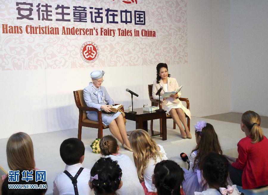這是彭麗媛和瑪格麗特二世來到兩國孩子們當中，為孩子們朗讀安徒生童話《丑小鴨》選段。