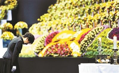 4月29日，韓國總統(tǒng)樸槿惠為“歲月”號沉沒客輪死難者默哀圖片/IC