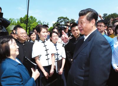 習(xí)近平在校園觀看北大師生紀(jì)念五四運(yùn)動(dòng)95周年青春詩(shī)會(huì)時(shí)同朗誦者親切交談。新華社發(fā)