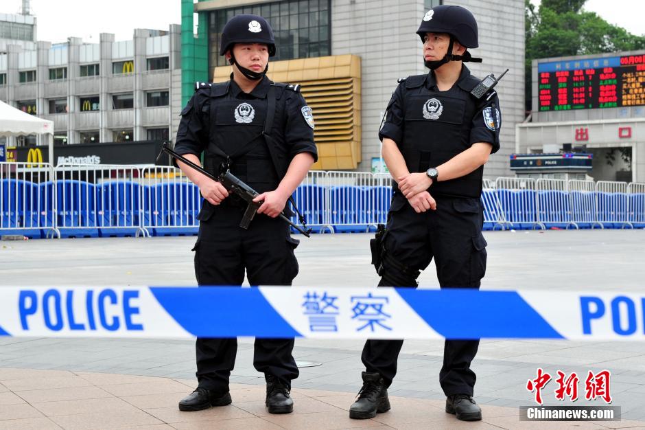 圖為廣州特警在案發(fā)現(xiàn)場戒備。